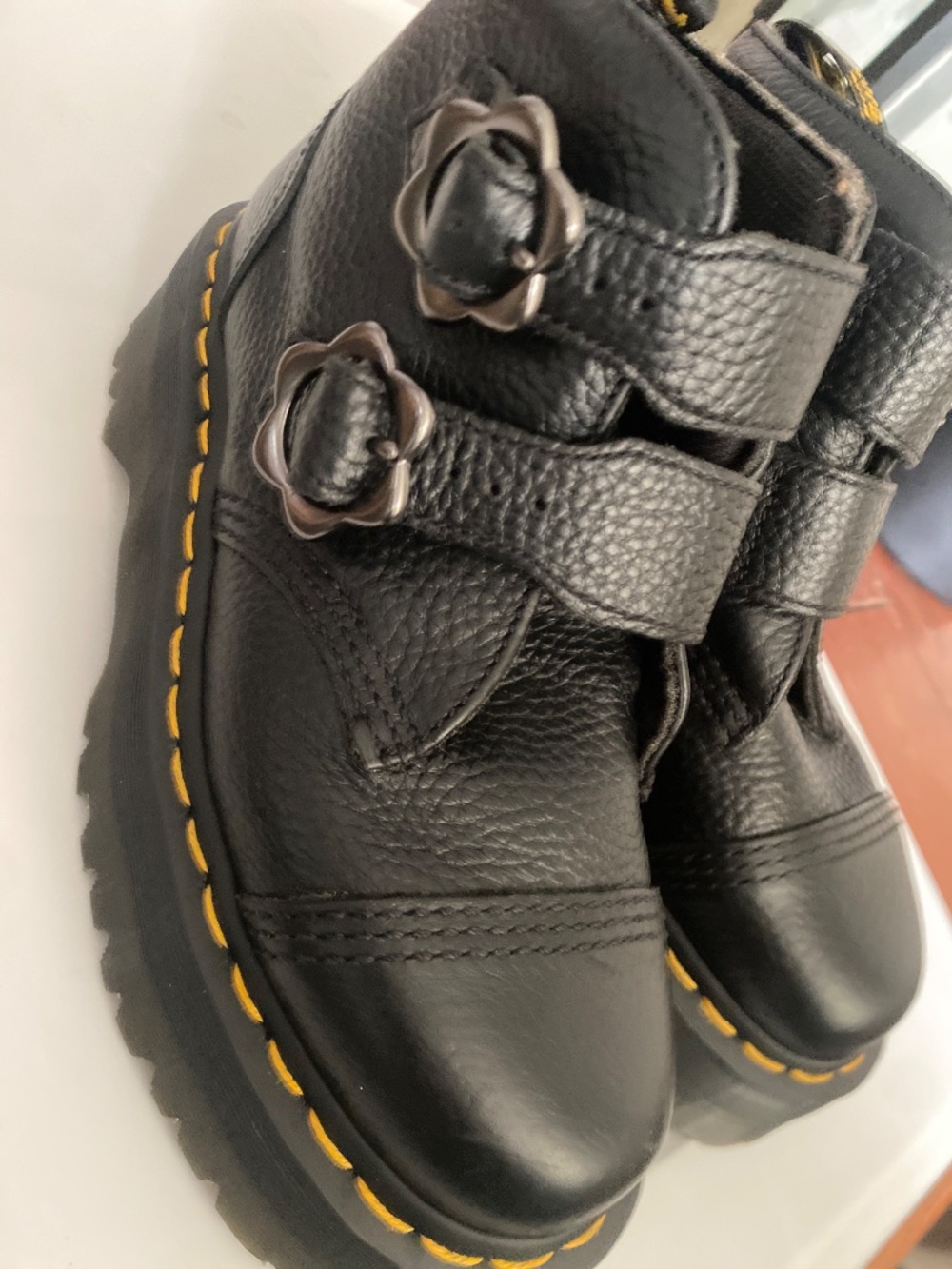 Dr. Martens 6 Devon Flower Boots - Picture 5 of 9